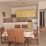 Lara メドゥリン