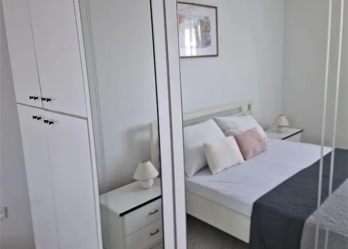 Gostinjska kuća Lara 3*